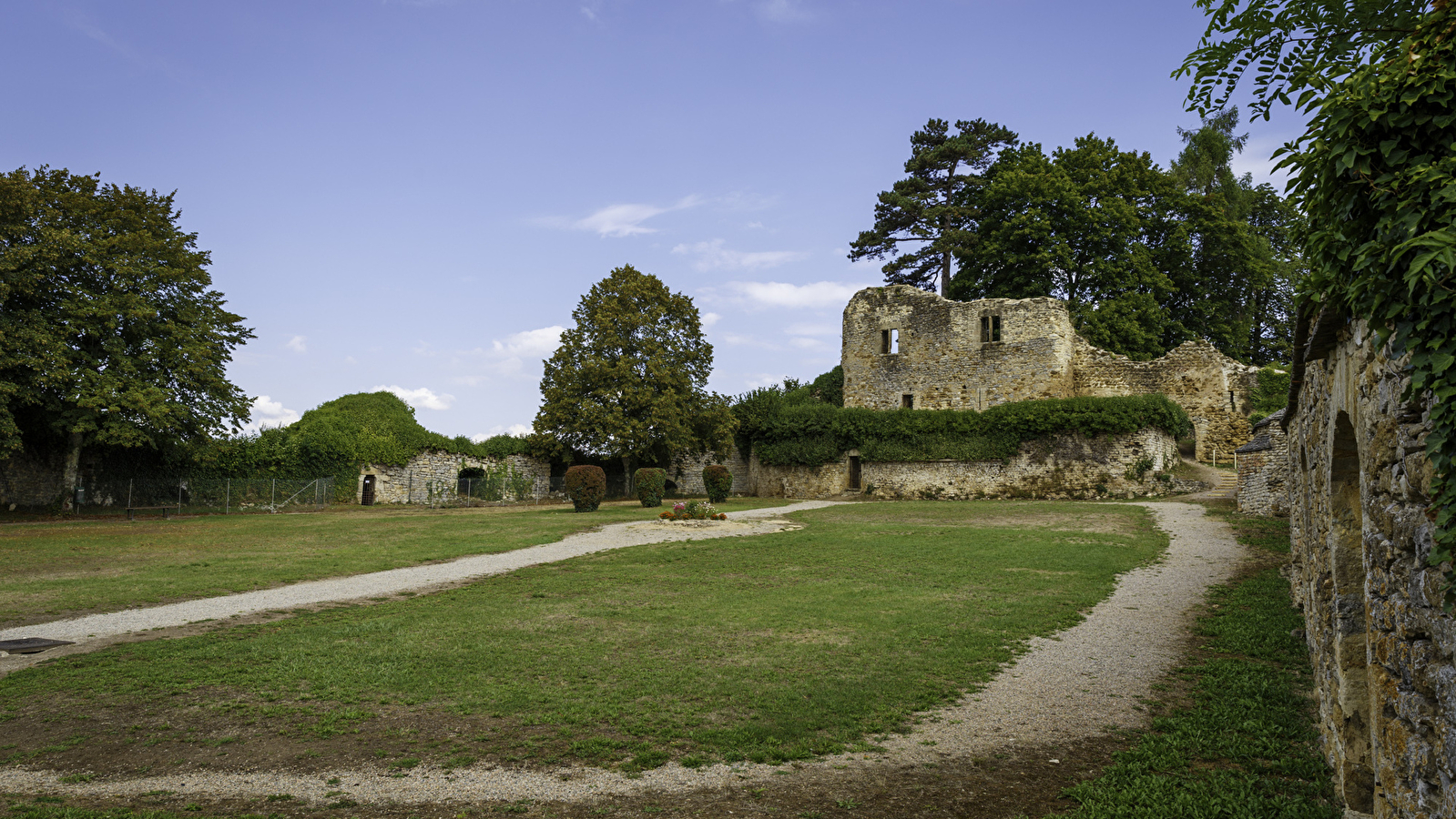 Vieux Château de Moulins-Engilbert