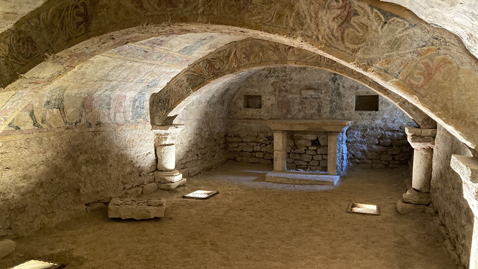 La crypte romane d'Alluy