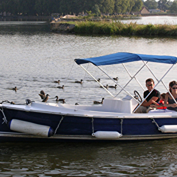 Embarquez en bateau électrique de l'étang de Baye aux Voûtes de la Collancelle - BAZOLLES